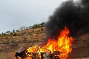 Gầm ô tô va đá cháy trơ khung trên đèo Đại Ninh