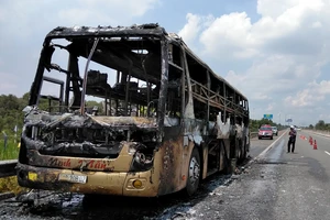 Xe giường nằm bị cháy rụi trên cao tốc Trung Lương