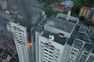 Cháy ở chung cư Fodacon 23 tầng, hàng trăm người tháo chạy