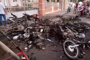 1 thượng úy bị đâm khi giải tán đám đông quá khích