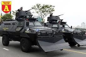 200 cảnh sát dùng xe đặc chủng vây bắt 2 trùm ma túy