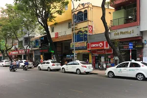 Công an mời tài xế taxi dù tráo tiền khách lên làm việc