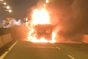 Ô tô cháy trên cao tốc Long Thành, 2 người tử vong.