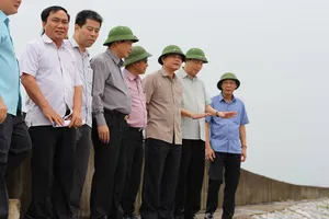 Bộ trưởng Nông nghiệp về Quảng Ninh chỉ đạo chống bão