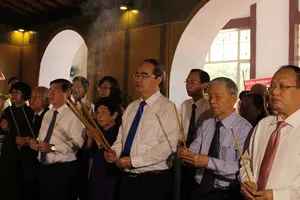 Dâng hương kỷ niệm 130 năm ngày sinh Chủ tịch Tôn Đức Thắng