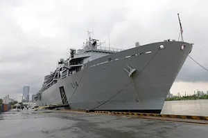 Tàu tấn công Hải quân Hoàng gia Anh thăm TP.HCM