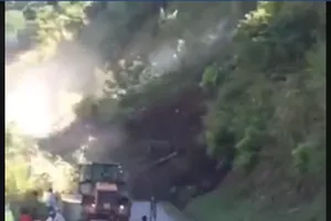 Kinh hoàng clip quay cảnh hàng ngàn khối đất đá ập xuống đường