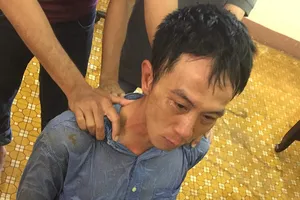 Ngáo đá khống chế con tin bằng dao và kim tiêm