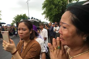 Hàng vạn người dân đón linh cữu Chủ tịch nước ở xã Quang Thiện