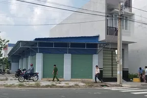 Nhân viên đuổi công an ra ngoài, khóa trái cửa kho