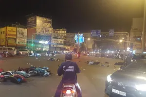 Kinh hoàng: Ô tô lao vào hàng loạt xe máy ở Hàng Xanh