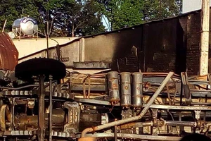 Xe bồn chở dầu lao vào nhà dân bốc cháy, 6 người chết