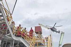 Trực thăng đưa người giàn khoan vào bờ tránh bão