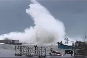 Bão đang quần ở vùng bờ biển Nam Bình Thuận đến Bến Tre