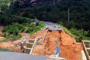 Sập cầu: Hơn 300 hộ dân Khánh Hòa bị cô lập 