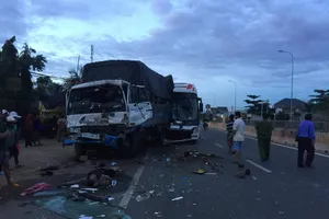 Xe chở khách du lịch tông ô tô tải, 9 người thương vong