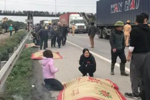 Xe tải đâm vào đoàn đi viếng mộ, 8 người chết