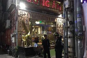 Cảnh sát phong tỏa quán karaoke của ‘Đại gia đeo vàng’ Phúc XO