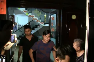 Phúc XO cười tươi khi rời nhà ra xe về trụ sở công an