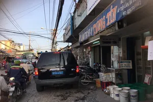 Đọc lệnh bắt Phúc ‘XO’ và em trai tại công an xã Bà Điểm