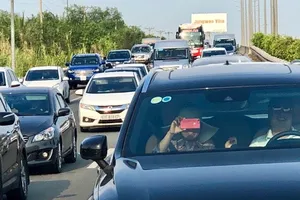 Ùn ứ xe 7km trên cao tốc Long Thành- Dầu Giây