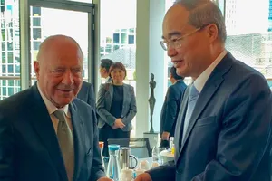 Bí thư Nguyễn Thiện Nhân tặng quà lưu niệm cho đối tác