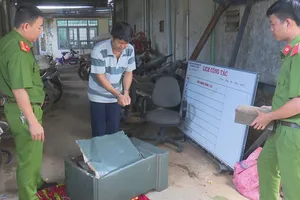 Kẻ trộm ‘trình diễn’ việc đục két tại công an