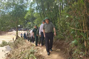 Ông Phạm Minh Chính vào Sa Ná thăm bà con bị lũ