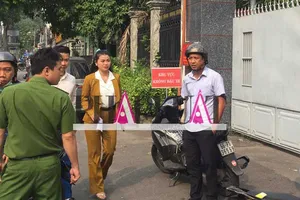  Huỳnh Thị Ngọc Như, Phó Tổng giám đốc phụ trách đối ngoại Alibaba đang vào trụ sở công an. Ảnh: Yên Sang