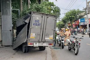 Trộm xe tải gây tai nạn liên hoàn khi tẩu thoát ở Thủ Đức