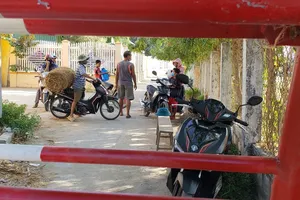 Người dân thôn Văn Lâm 3, xã Phước Nam, huyện Thuận Nam cách ly do dịch COVID-19. ảnh: TỰ SANG