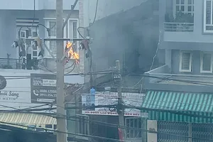 Cháy trụ điện trước trường tiểu học, phụ huynh hốt hoảng