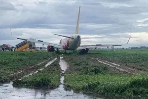 Mưa to, 1 máy bay hạ cánh trượt khỏi đường băng ở Tân Sơn Nhất