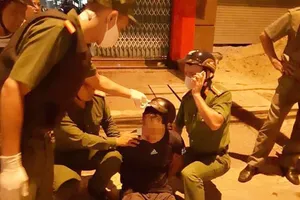 Nửa đêm lên cơn tâm thần, dùng dao tấn công bạn đang ngủ