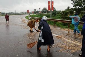 Quảng Ngãi: Công an quét gỗ dăm rơi vãi trên Quốc lộ 1