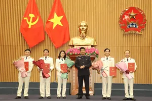 Phó Viện trưởng Thường trực VKSND tối cao Nguyễn Huy Tiến trao quyết định những người được bổ nhiệm giữ chức vụ lãnh đạo. Ảnh: kiemsat.vn