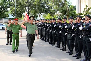 Thứ trưởng Lê Tấn Tới duyệt đội danh dự Trung đoàn CSCĐ Tây Nam Bộ. Ảnh: Bộ Công an