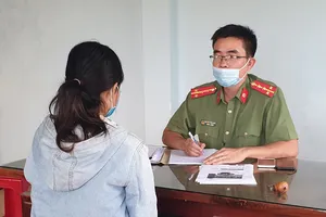 Công an làm việc với cô gái vì đăng nội dung sai sự thật lên Facebook. Ảnh: T.Quân