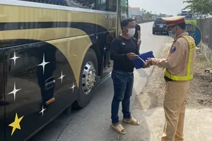 CSGT Công an tỉnh Quảng Ngãi kiểm tra xe khách trên quốc lộ. Ảnh: T.QUÂN