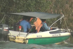 TTGT tỉnh Đồng Nai có mặt ở khu vực giáp ranh điểm tra các phương tiện thủy vào ngày 28-1. Ảnh: V.HỘI - T.SANG