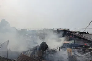 Hóc Môn: Cháy dữ dội xưởng gỗ hàng trăm mét vuông
