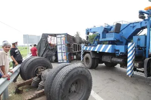 Xe tải văng trục sau, lật ngang trên QL1A ở Ninh Thuận