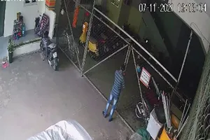 Camera ghi cảnh trộm thản nhiên mở cửa lấy xe ở trung tâm TP.HCM