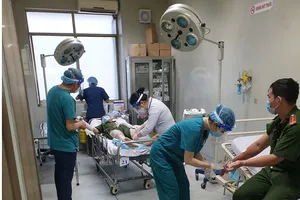 3 công an Phú Nhuận bị ném ‘bom xăng' phải nhập viện cấp cứu