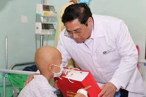 Thủ tướng thăm, tặng quà các bệnh nhi nhân ngày 1-6