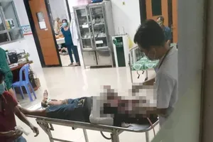 Một người đàn ông bị đâm gục trước cổng doanh trại bộ đội 