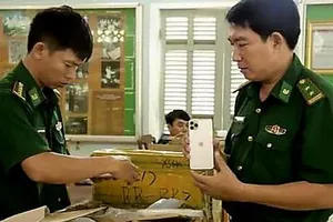 Biên phòng Tây Ninh bắt ô tô chở 1950 iPhone, Samsung... nhập lậu 