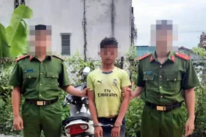 Bắt nghi can 14 tuổi giết người, hiếp dâm thôn nữ cùng bản