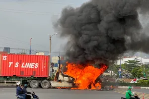 Container bốc cháy ngùn ngụt khi đang lưu thông trên xa lộ Hà Nội