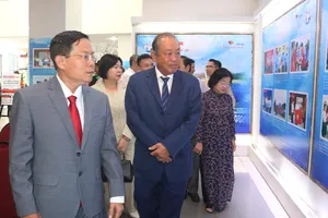 Báo Người Lao Động đã trao tặng hơn 1.250.000 lá cờ Tổ quốc cho đồng bào, ngư dân